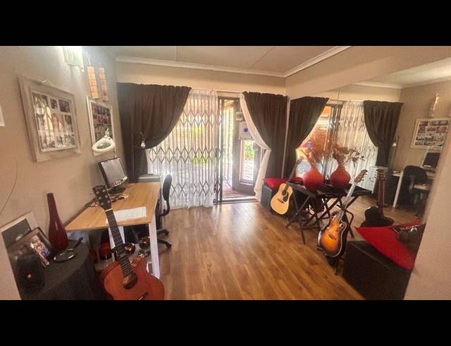 4 BEDROOM HOUSE FOR SALE IN KOSMOSPARK